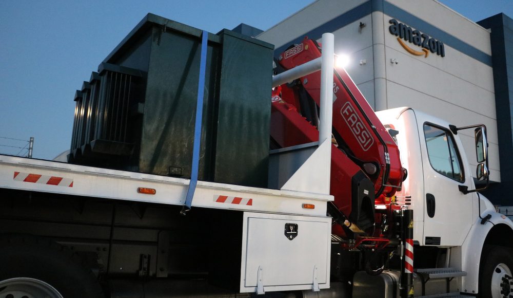 Fassi-F295A-2-24-e-dynamic-crane-engaged-in-lifting-light-electrical-transformer-3