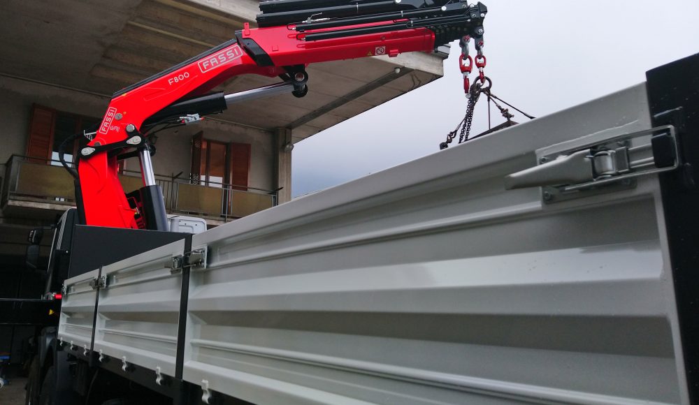 Fassi-F800RA-2-28-he-dynamic-on-an-IVECO-Trakker-440-8x8-of-pktrucks.com-NL-1
