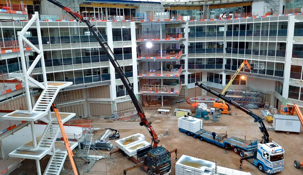 A-Fassi-F660RA-he-dynamic-and-a-F710RA-xhe-dynamic-crane-in-action-into-a-construction-site-at-Amsterdam-2