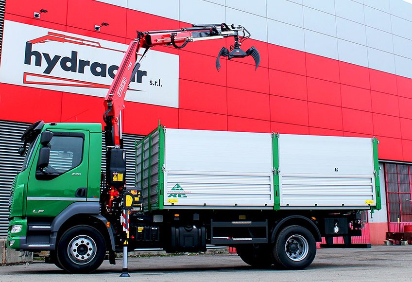 A-Fassi-F65B-crane-fitted-with-a-toothed-grapple-to-play-chess-1-LR